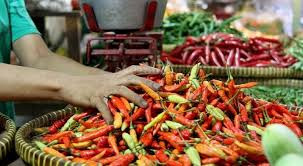 Harga cabai, minyak, bawang merah dan ayam broiler di Pasar DKI Jakarta terpantau meroket jelang Natal 2021 dan Tahun Baru 2022 . (Foto: MNC Media)