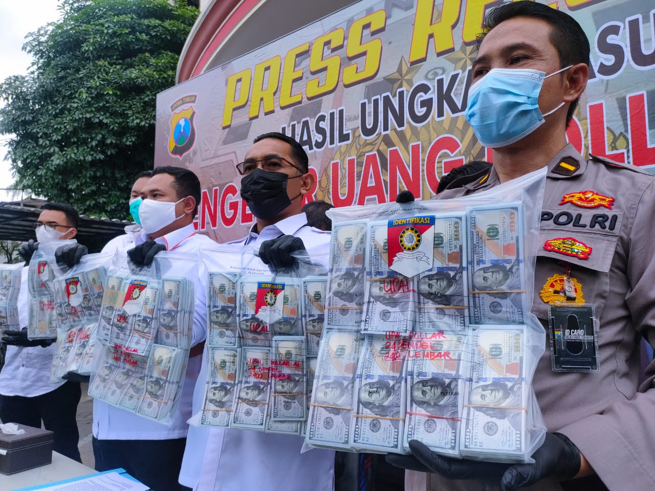 Nabung Rp21 M Uang Palsu di Bank, 2 Warga Bali Dibekuk (FOTO: MNC Media)