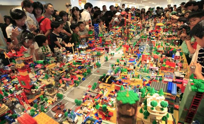 Lego menjadi salah satu item favorit banyak orang untuk dikoleksi. Bagi sejumlah orang, Lego memiliki daya tarik tersendiri.