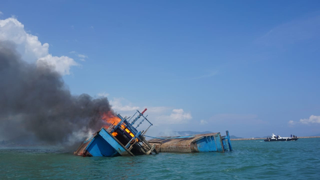 Dua Kapal Pencuri Ikan Berbendera Malaysia Ditenggelamkan