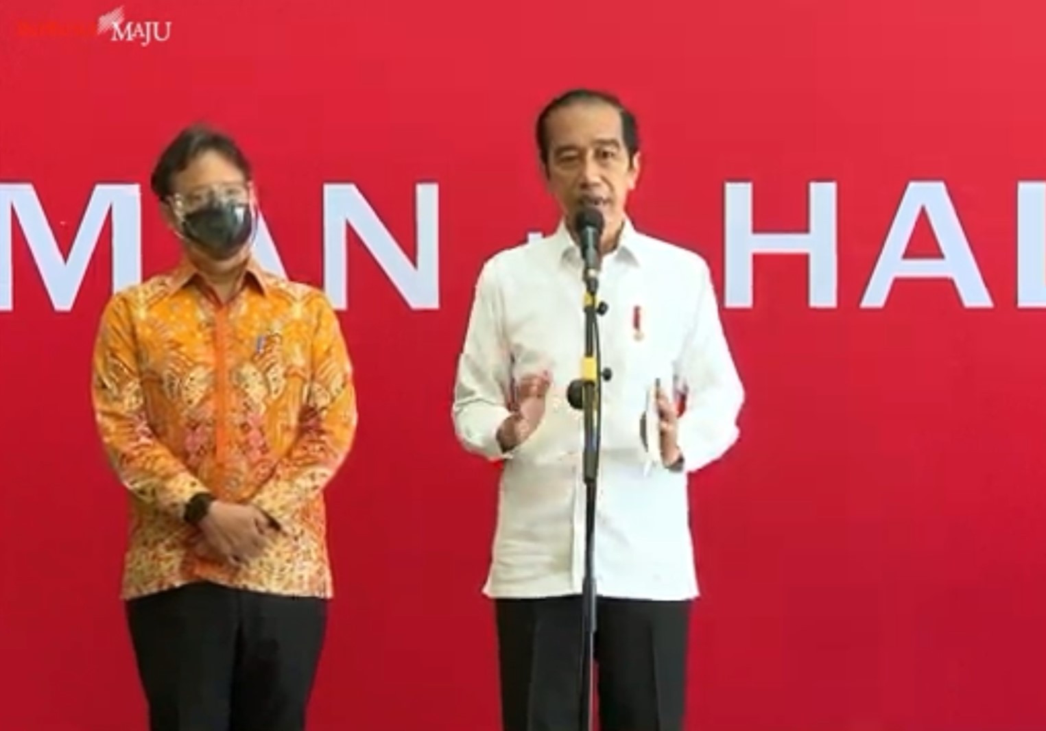 Presiden Joko Widodo (Jokowi) meninjau vaksinasi massal untuk 500 warga di Bogor. (Foto: Fahreza Rizky)