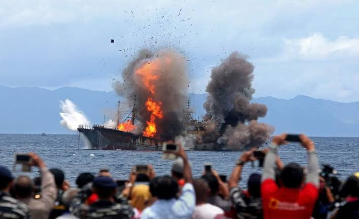 Kementerian Kelautan dan Perikanan (KKP) menertibkan delapan kapal ikan di Laut Natuna dan Madura. (Foto: MNC Media)