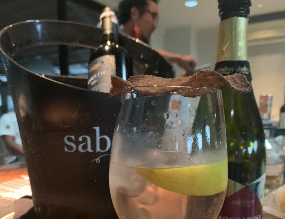 Tren Baru Para Diplomat, Minum Wine dengan Keripik Pisang Kepok KuningÂ . (Foto : MNC Media)