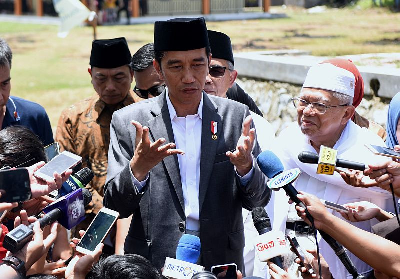 Izinkan Pasar hingga Warung Makan Beroperasi, Jokowi: Selalu Kenakan Masker. (Foto: MNC Media)