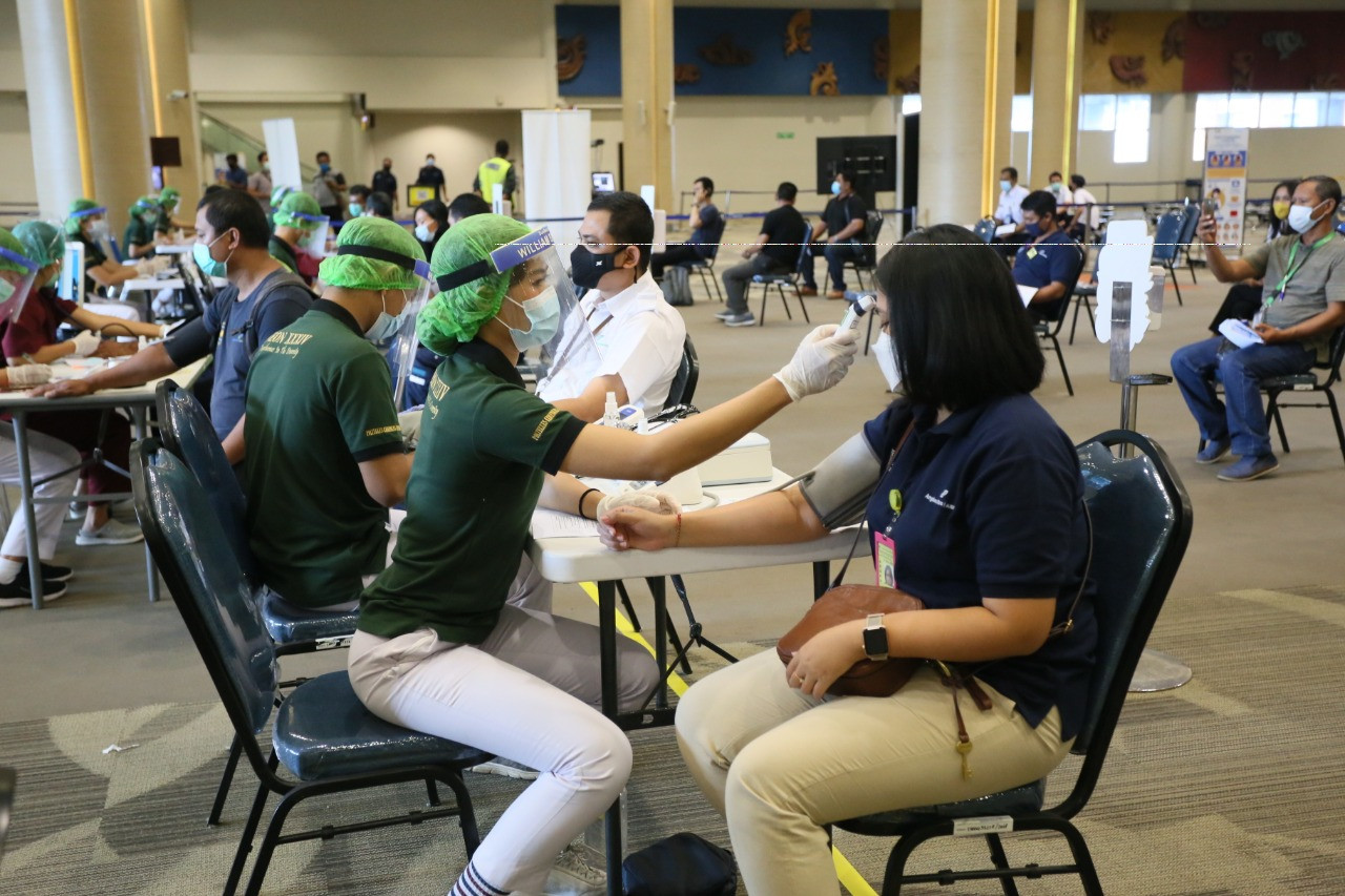 Penyidik Komisi Pemberantasan Korupsi (KPK) rampung memeriksa Pegawai Negeri Sipil (PNS) Kementerian Keuangan Febrian sebagai saksi. (Taufik Fajar)