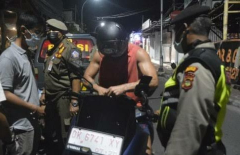Langgar Prokes di Bali, 11 Wisman Kena Sanksi Rp1 Juta per Orang (FOTO: MNC Media)