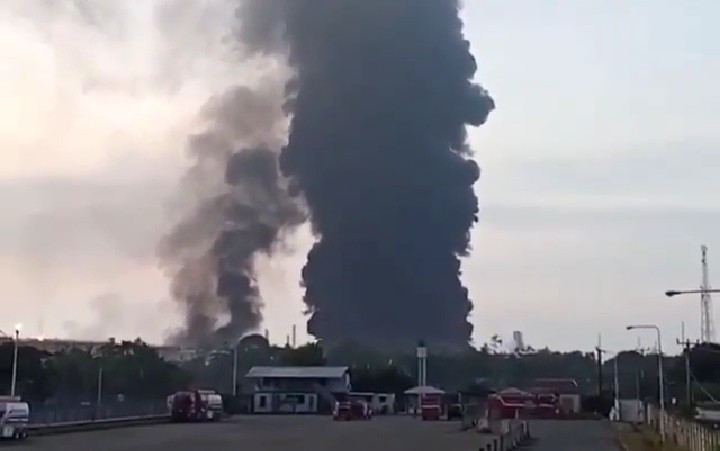 Kepulan Asap Hitam Pekat Selimuti Kilang Minyak Pertamina Balongan (FOTO: Istimewa)