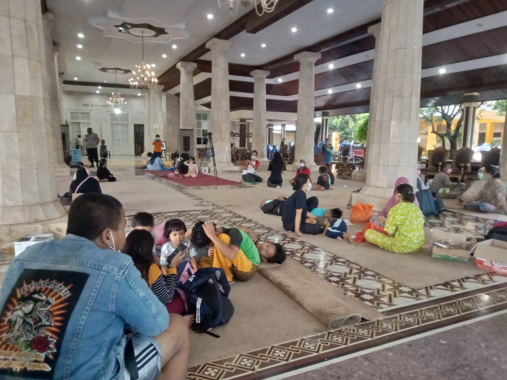 Masih Trauma Kebakaran Hebat di Kilang Balongan, Warga Mengungsi di Kantor Bupati (FOTO: MNC Media)