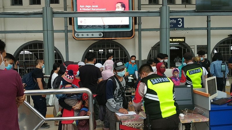 Kondisi Stasiun Pasar Senen ramai normal para calon penumpang kereta api.  (Foto: MNC Media)