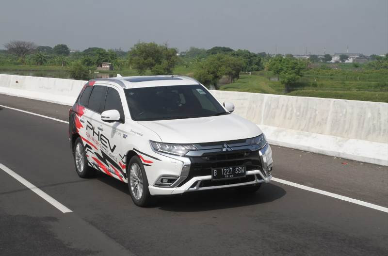 Kementerian BUMN Terima Hibah Mobil Listrik dari Mitsubishi. (Foto: MNC Media)