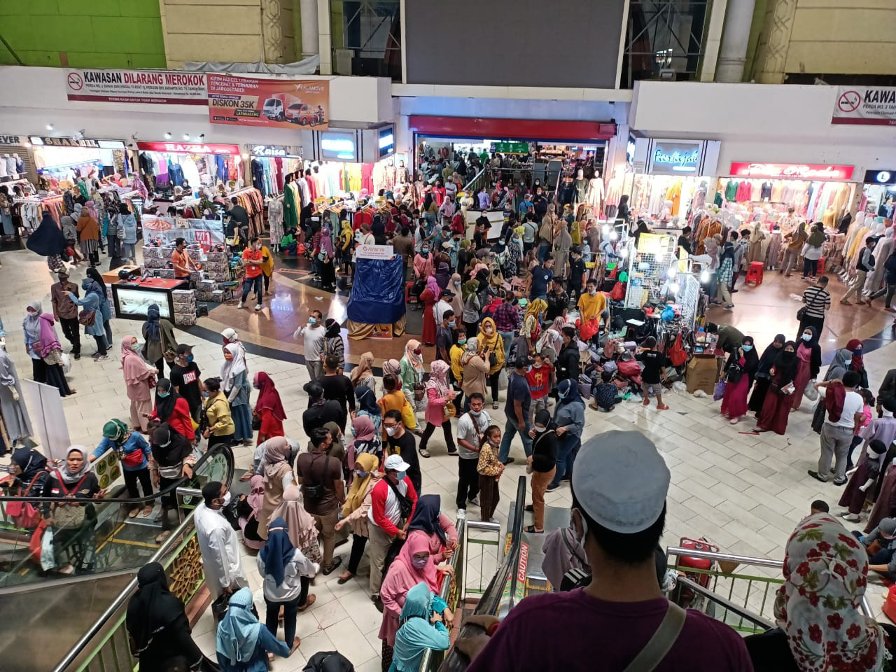 Ramadhan Sebentar Lagi, Warga Berjubel di Pasar Tanah Abang. (Foto: MNC Media)