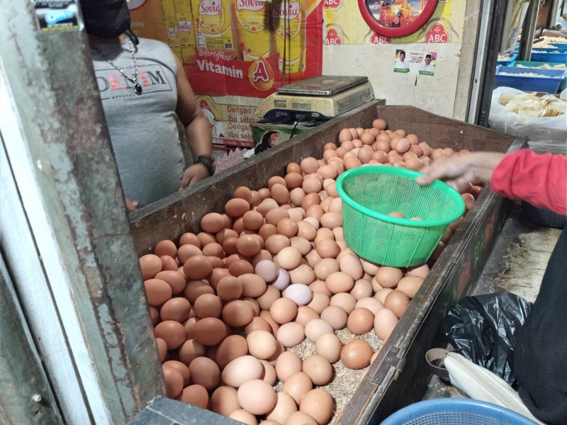 Pasar Masih Sepi Pengunjung, Curhat Pedagang Telur: Penjualan Turun Drastis (FOTO:MNC Media)