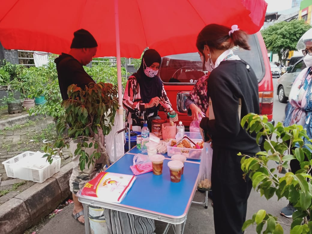 Dagang Takjil di Benhil, Sehari Bisa Jual hingga 400 buah per Hari. (Foto: MNC Media)