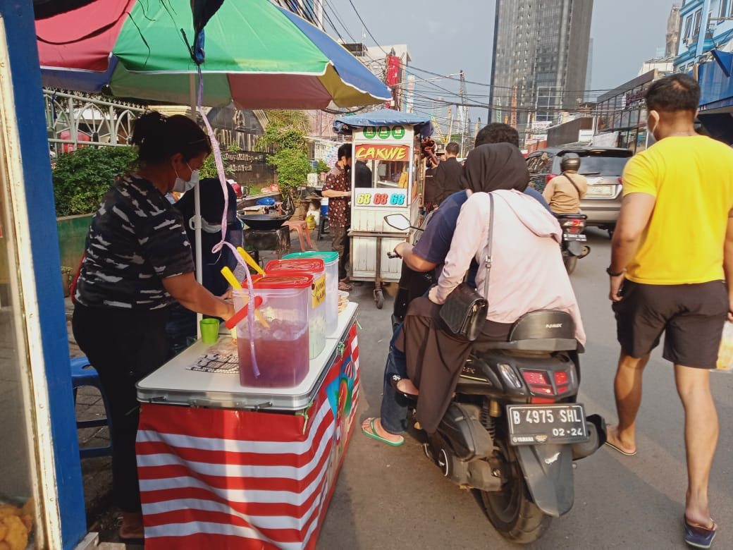 Ramadan Hari Pertama, Pedagang Takjil Padati Pasar Benhil. (Foto: MNC Media)