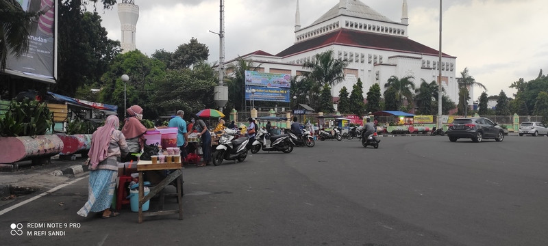 Bersyukur Bisa Jualan Lagi, Pedagang Takjil Serbu Kawasan Masjid Akbar Kemayoran. (Foto: MNC Media)