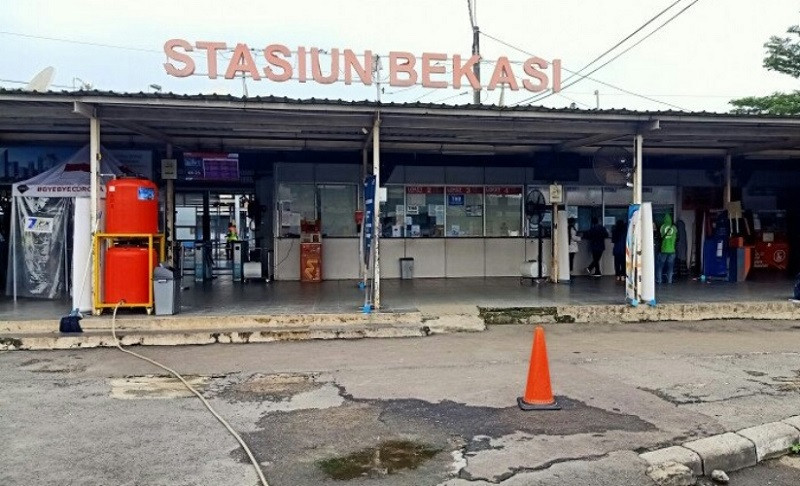 Dugaan pungutan liar (pungli) terjadi di lingkungan Stasiun Bekasi Timur, Kota Bekasi terhadap penggunaan jasa ojek online (ojol).