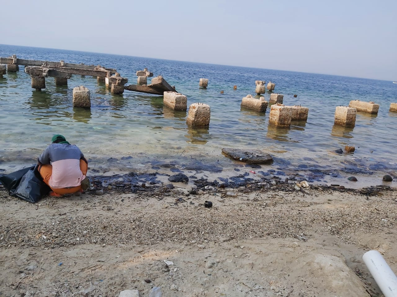 Geger Cairan Hitam di Pesisir Karawang, PHE Gerak Cepat Lakukan Pembersihan. (Foto: MNC Media)