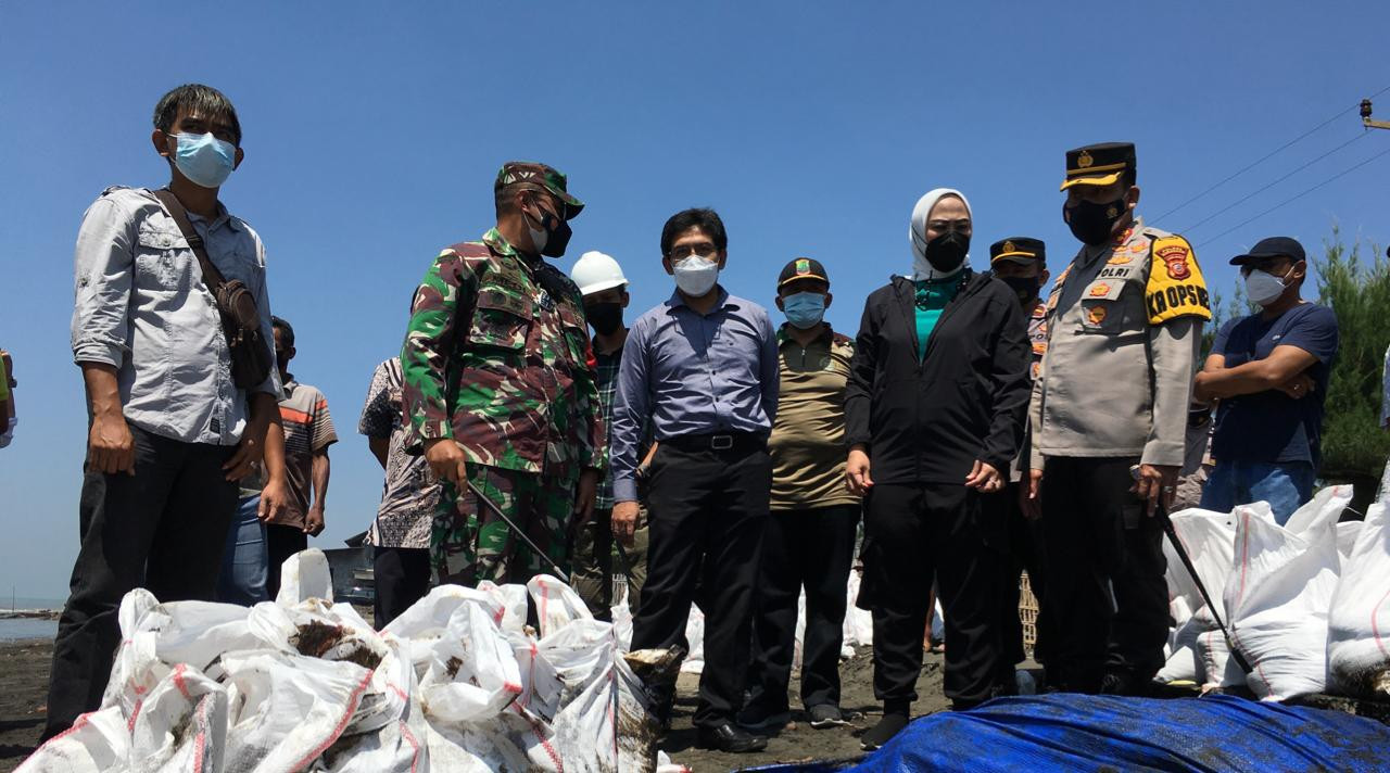 Ada Ceceran Minyak di Pantai, Bupati Karawang Minta Tiga Minggu Pantai Sudah Bersih. (Foto: MNC Media)