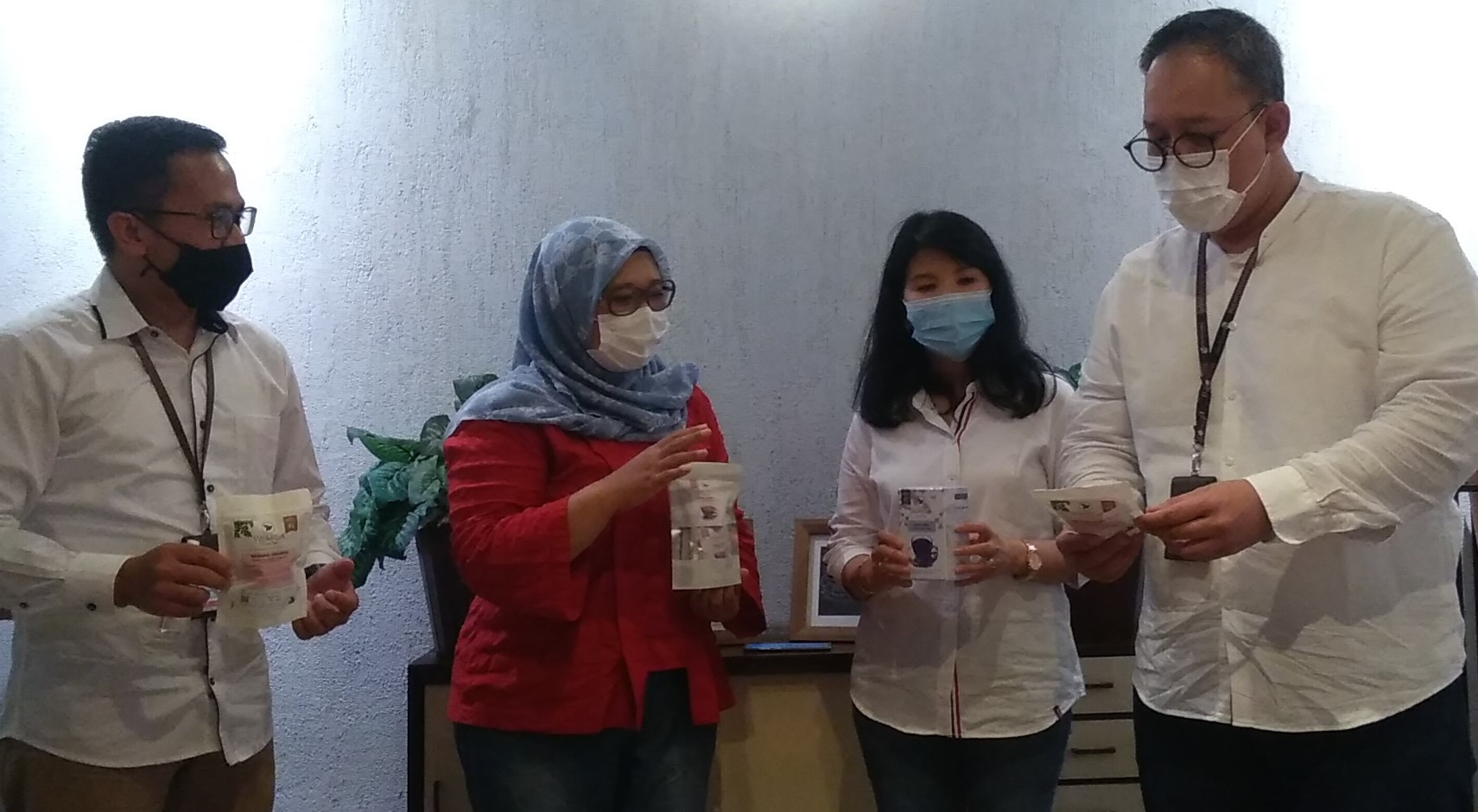 Nita bersama jajaran Telkom Indonesia menunjukan produk teh kesehatan.  (Foto: MNC Media)