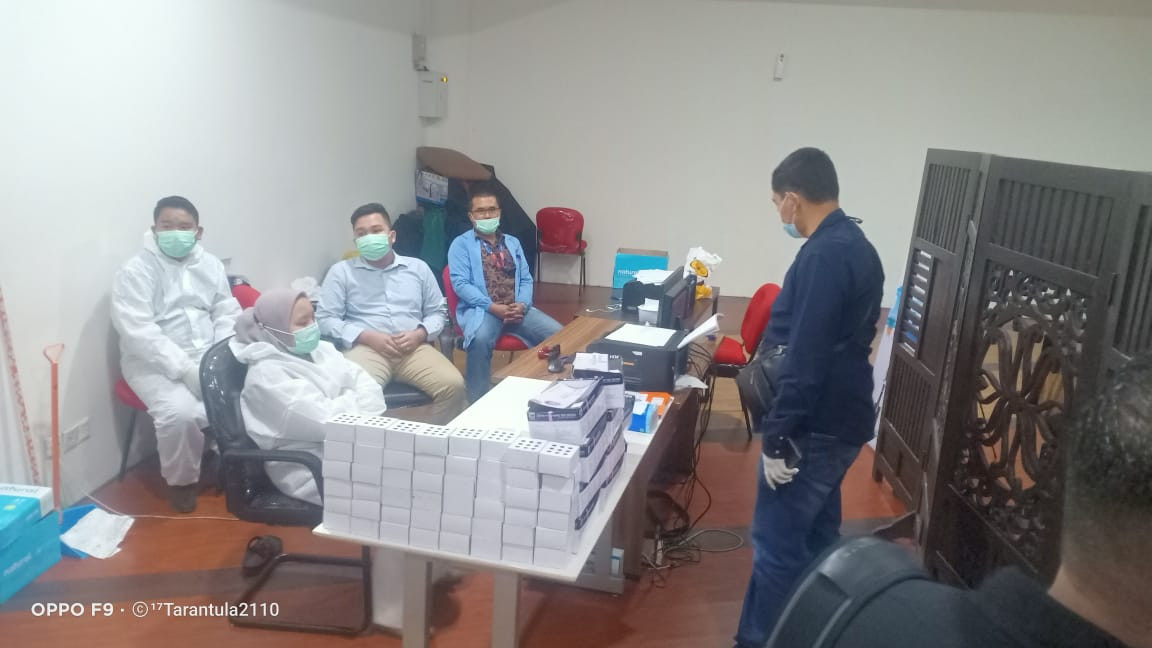 Duh! Petugas Kimia Farma di Bandara Kualanamu Pakai Rapid Antigen Daur Ulang (FOTO: Ist)