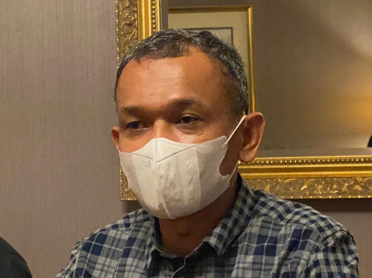 Parlin Pasaribu, salah satu anggota APJII saat memberikan keterangan pada wartawan di Surabaya. (Foto: Ali Masduki)