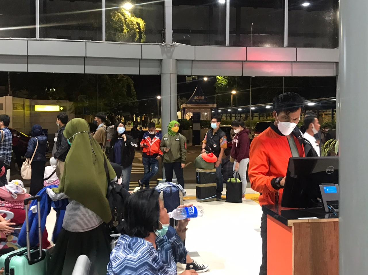 Jelang Larangan Mudik, Stasiun Pasar Senen Mulai Ramai Penumpang (FOTO:MNC Media)