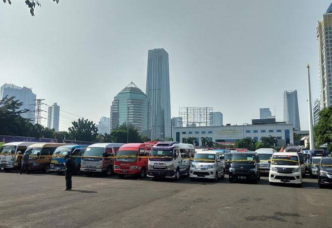 Cegah Angkut Pemudik ke Banten, Polisi Lakukan Identitikasi Travel Gelap. (Foto: MNC Media)