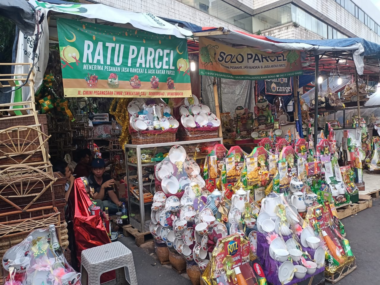 Sepi Pembeli Jelang Lebaran, Seperti Ini Kondisi Pedagang Parcel di Cikini. (Foto : MNC Media)