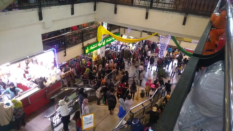 Tak Hanya Tanah Abang, Pasar Baru Bandung Juga Penuh Sesak Diserbu Pembeli. (Foto: MNC Media)