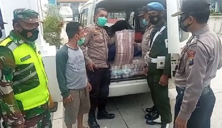 Lakukan Penyekatan di Exit Tol Ngawi, Petugas Temukan Uang Tunai Rp2,1 Miliar. (Foto: MNC Media)