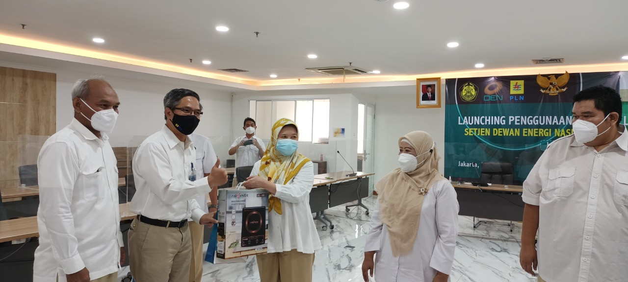 Kurangi Impor LPG, Pegawai DEN Serentak Pakai Kompor Listrik (FOTO: MNC Media)