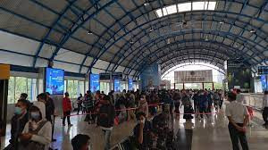 Terjadi lonjakan penumpang di stasiun Palmerah, Jakarta Barat, akibat rekayasa penutupan stasiun Tanah Abang Senin sore (3/5/2021). (Foto: MNC media)