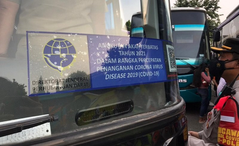 Kendaraan bus yang bisa beroperasi saat larangan mudik harus ditempel stiker khusus dari Kementerian Perhubungan.  (Foto: MNC Media)