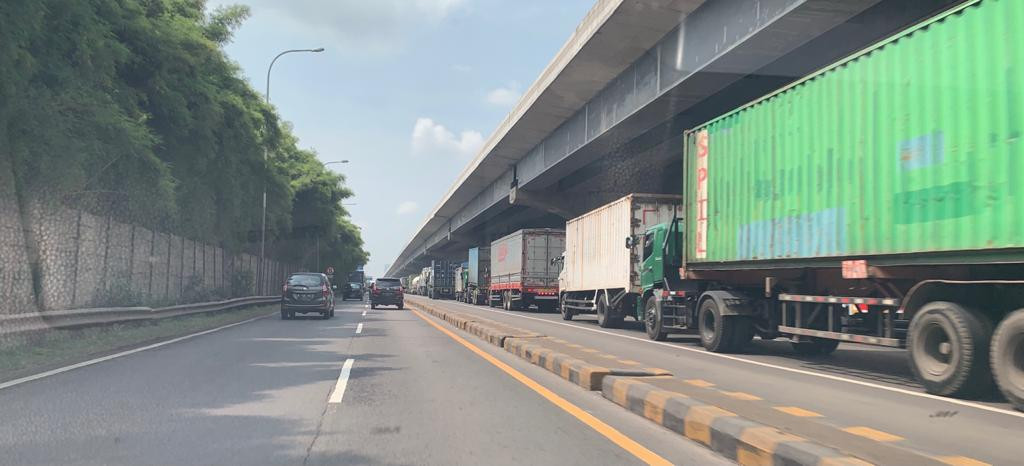 Jalanan Macet Akibat Penyekatan, Buruh Blokade Gerbang Tol Cikarang Barat. (Foto: MNC Media)