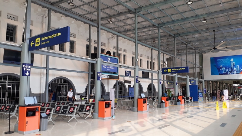Mudik Resmi Dilarang, Stasiun Pasar Senen Kosong Melompong. (Foto: MNC Media)