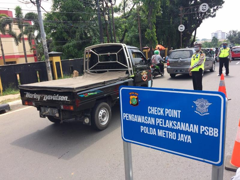 Catat, Warga Pondok Aren Mau ke Ciledug Wajib Tunjukkan SIKM. (Foto: MNC Media)