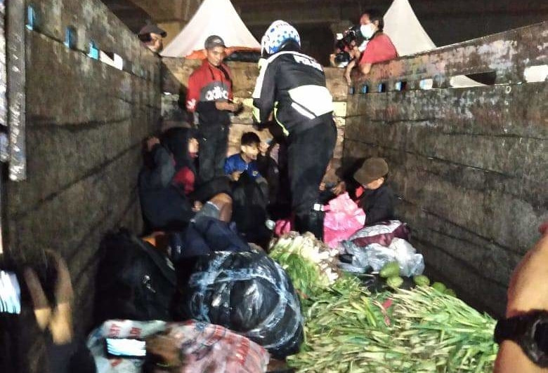 Demi Pulang Kampung, Pemudik Nekat Ini Bersembunyi di Balik Truk Sayur. (Foto: MNC Media)