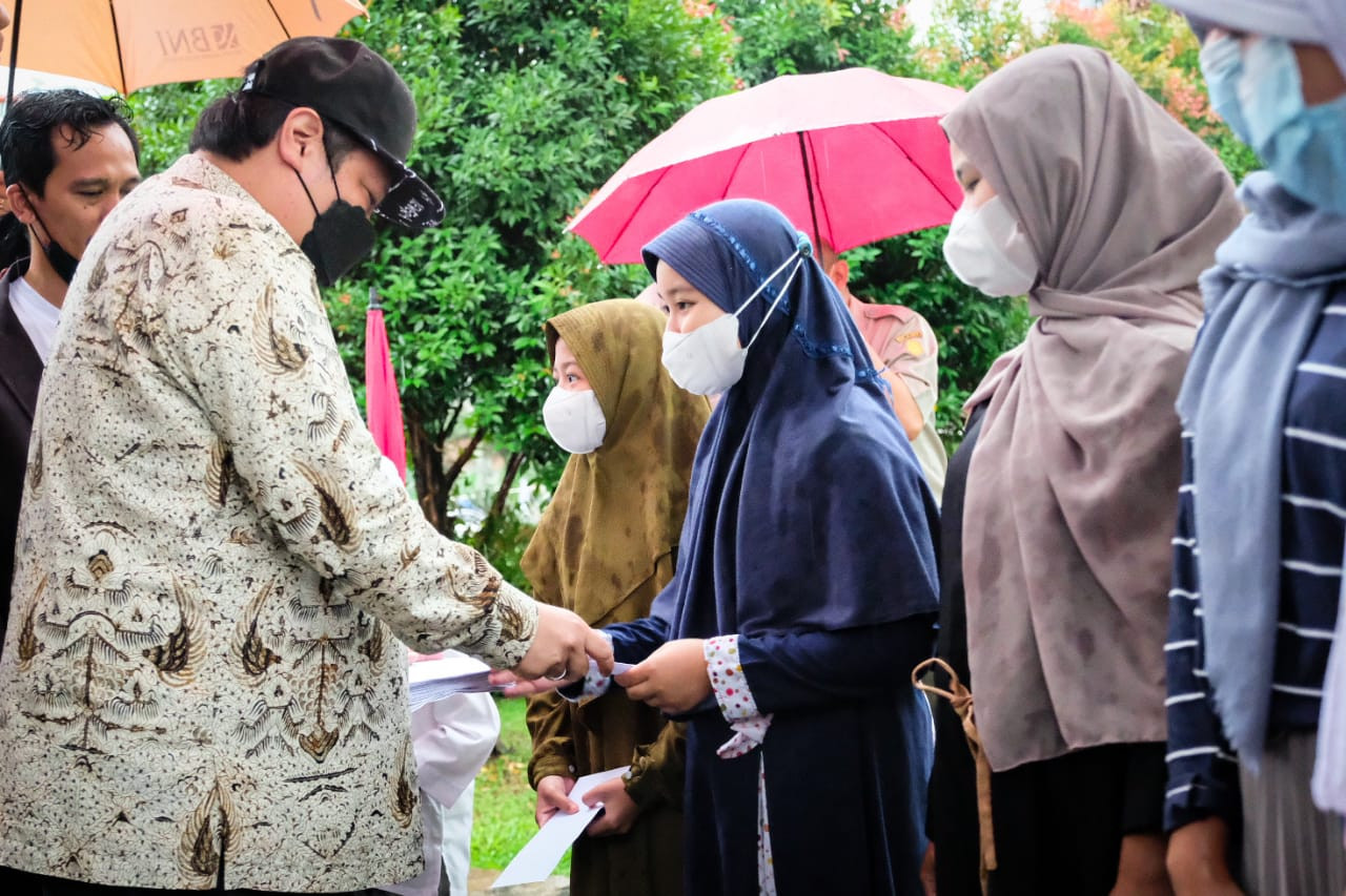 Menko Airlangga Bagikan 20 Ribu Ayam Petelur ke Masyarakat Miskin (FOTO: MNC Media)