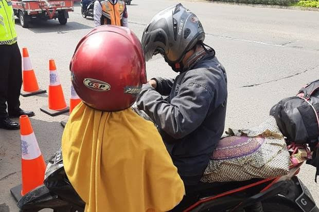 Ada-ada Saja! Pemudik Kelabui Petugas dengan Nebeng Truk Pengangkut Motor (FOTO:MNC Media)