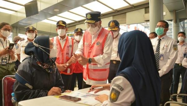 Sidak ke Terminal dan Stasiun, Menhub Ungkap Jumlah Penumpang Turun Hampir 90 Persen. (Foto : Setkab)