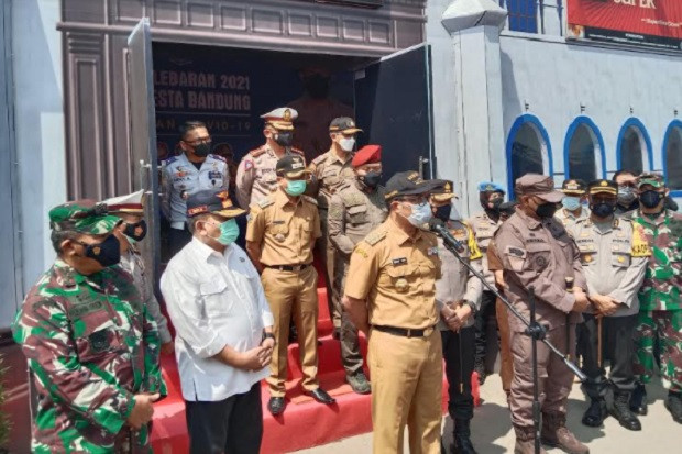 Gubernur Jabar, Ridwan Kamil memberikan keterangan seusai meninjau pos penyekatan di kawasan Gerbang Tol Cileunyi, Bandung, Senin (10/5/2021). (Foto: Agung)