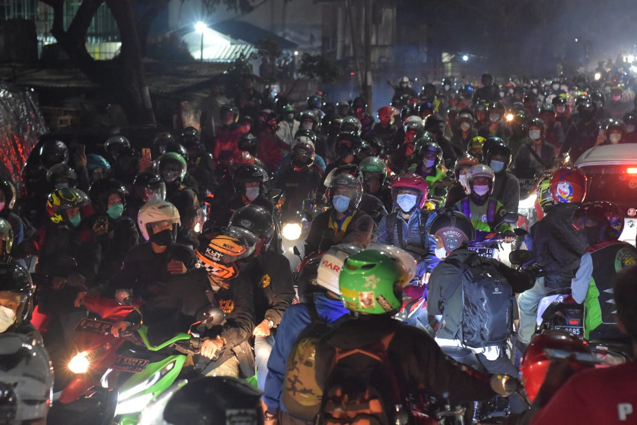 Akibat Penumpukan Pemudik di Perbatasan Bekasi - Karawang, Buruh Pabrik Pulang Kerja Jalan Kaki (FOTO:MNC Media)