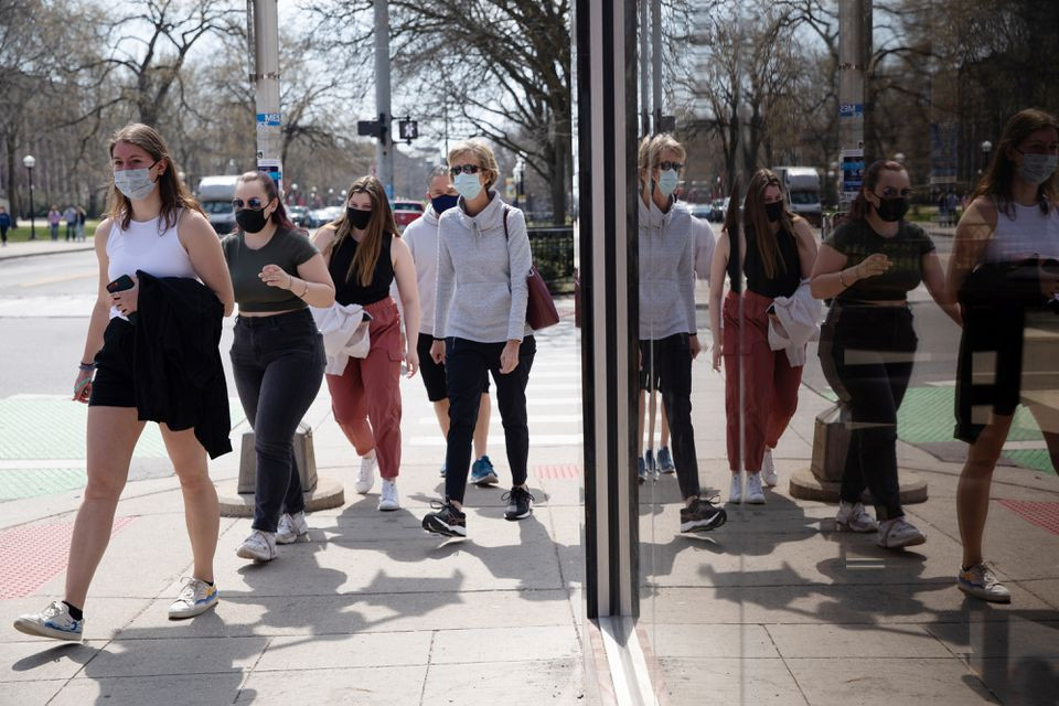 CDC Sebut Warga AS yang Sudah Divaksinasi Penuh Bisa Lepas Masker. (Foto : Reuters)