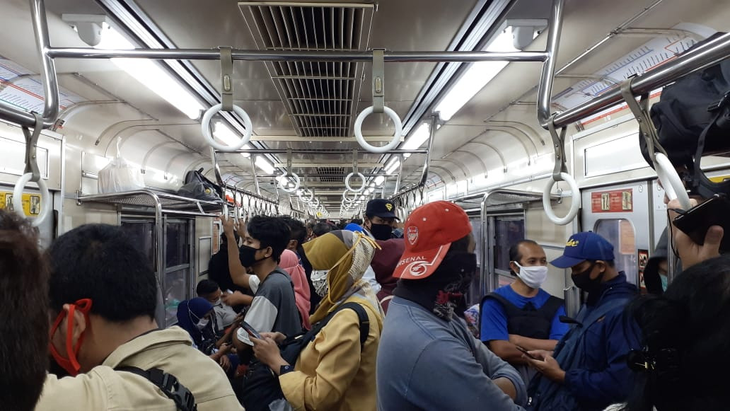 Ditegur Menhub Karena Kereta Penuh, Pintu KRL Ditutup Jika Sudah Terisi 70 Orang. (Foto: MNC Media)