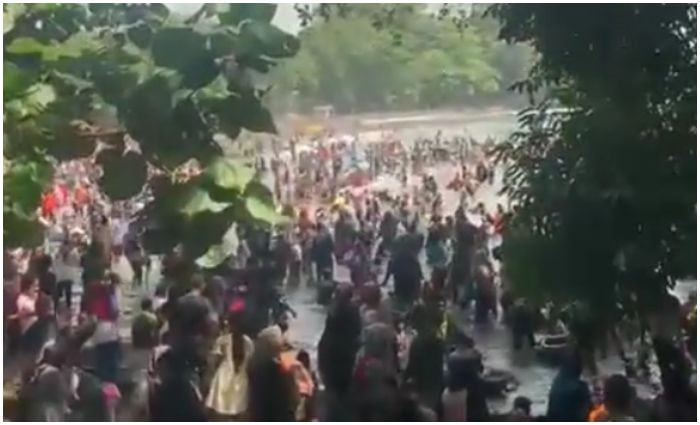 Akun Instagram @berandapangandaran membagikan cuplikan video singkat yang memperlihatkan suasana Pantai Batukaras yang disesaki manusia.  (Foto; Instagram)