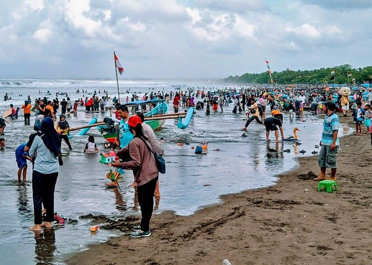 Pantai Pangandaran, Jawa Barat,  terpantau ramai dipadati pengunjung. (Foto: MNC Media)