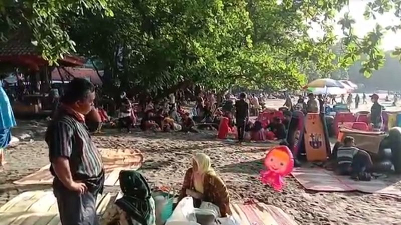 Petugas gabungan dari polisi dan TNI membubarkan pengunjungÂ Pantai Batu Karas di Kecamatan Cijulang, Pangandaran, Sabtu (15/5/2021). (Foto: Irfan Ramdiansyah)