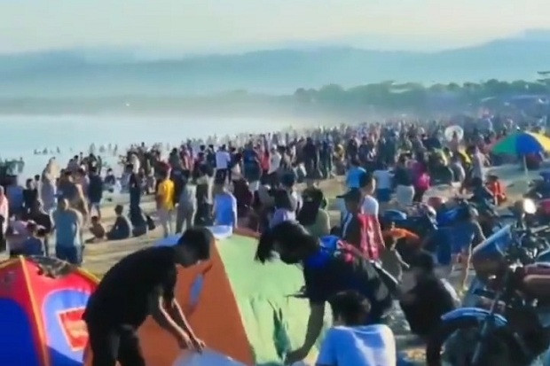Usai Batu Karas, Giliran Pantai Santolo Garut Diserbu Ribuan Wisatawan (FOTO:MNC Media)