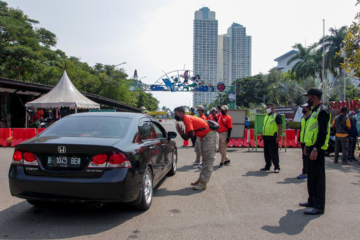 Petugas Ancol memberi penjelasan pada pengunjung. 