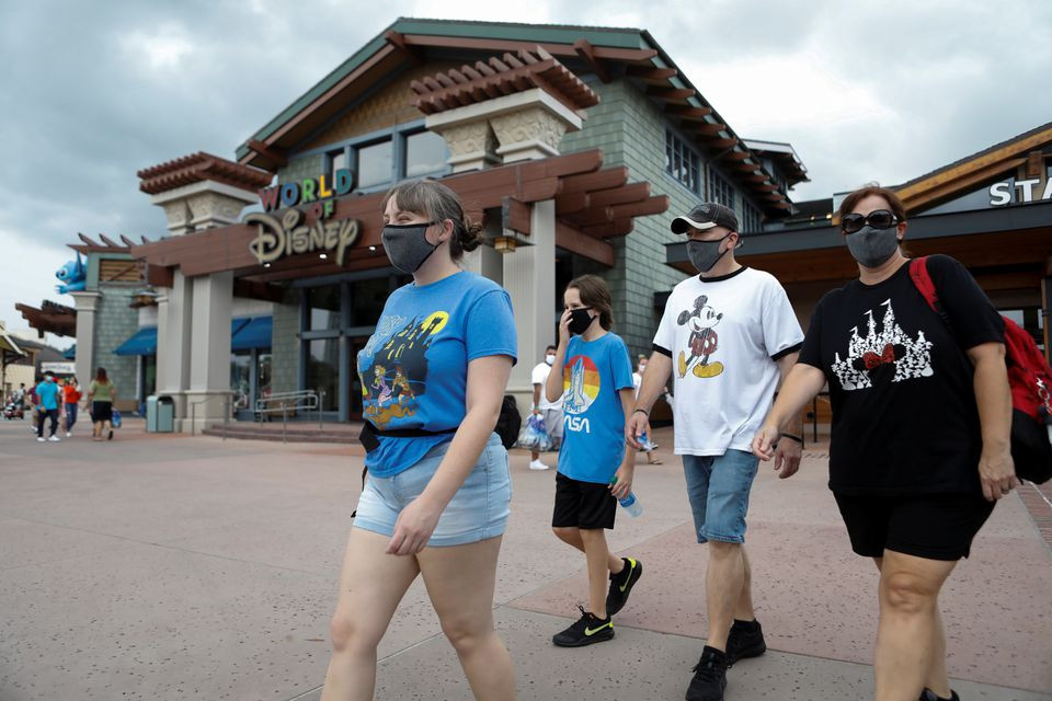 Disney World dan taman hiburan di Amerika Serikat lainnya memperbarui kebijakan  masker mereka (Foto: Reuters)